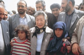 写真：緒方貞子さんとクルド難民