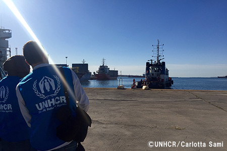 舟を迎えるUNHCR職員