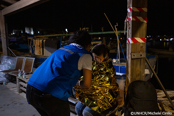 子どもを保護するUNHCR職員